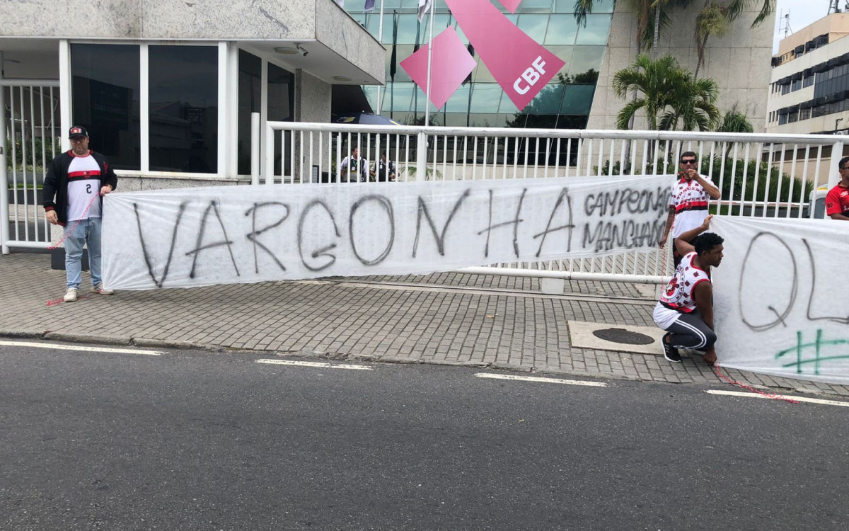 Torcedores do Flamengo fazem protesto na frente da sede da CBF