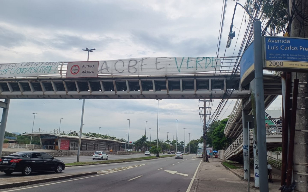 Torcedores do Flamengo fazem protesto na frente da sede da CBF
