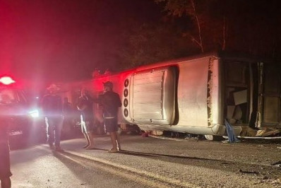 Ônibus que tombou em Pernambuco levava mais passageiros que o declarado, diz secretaria