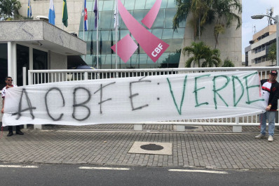 Torcedores do Flamengo fazem protesto em frente à sede da CBF: 'Vargonha'