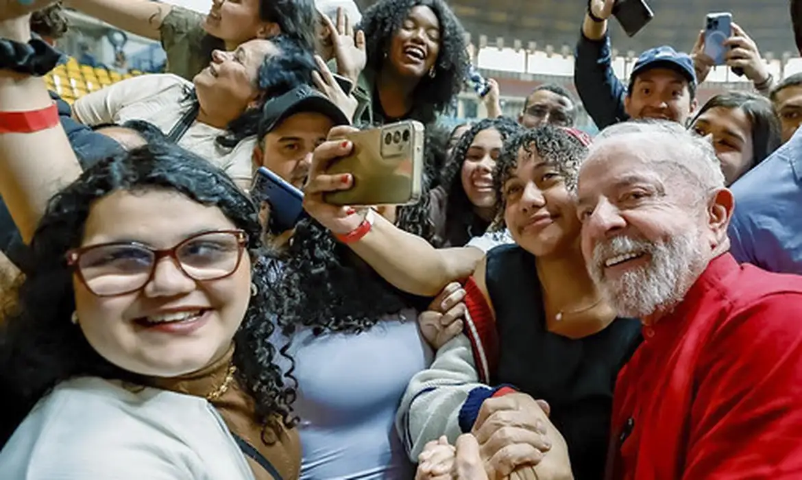 Lula diz que educação e política são pilares para país ter um futuro melhor