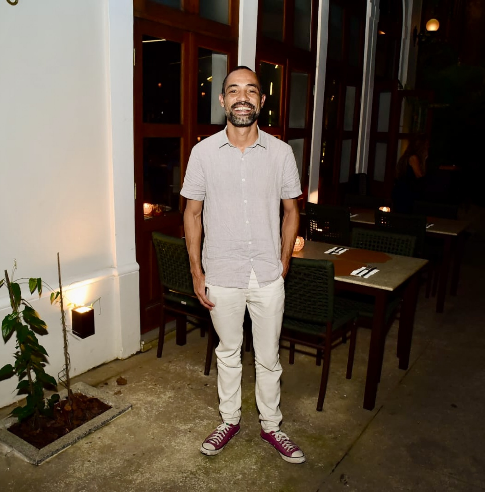 Sérgio Guizé apareceu descontraído e celebrou o sucesso da trama ao lado do elenco