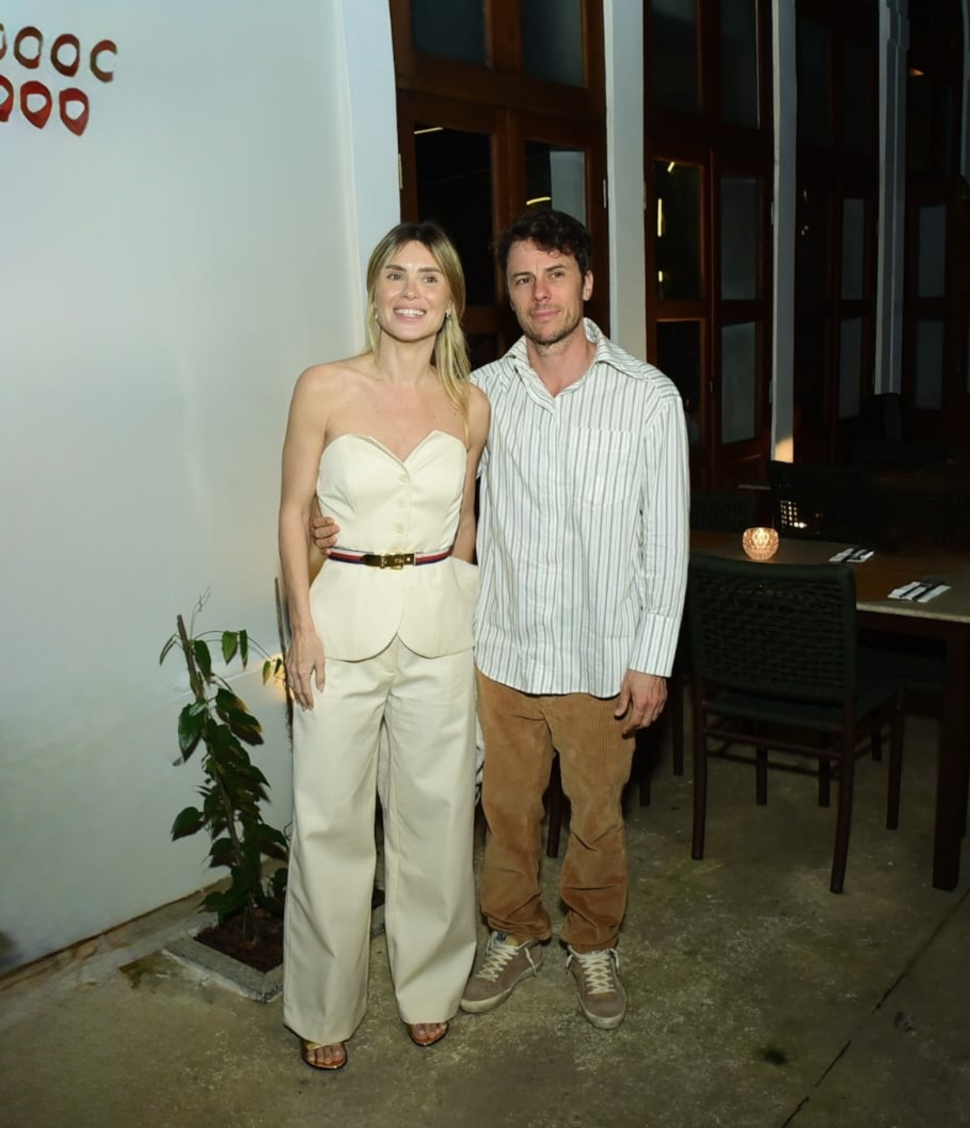 Carolina Dieckmann e Tiago Worcman surgiram elegantes e foram um dos casais mais fotografados da noite