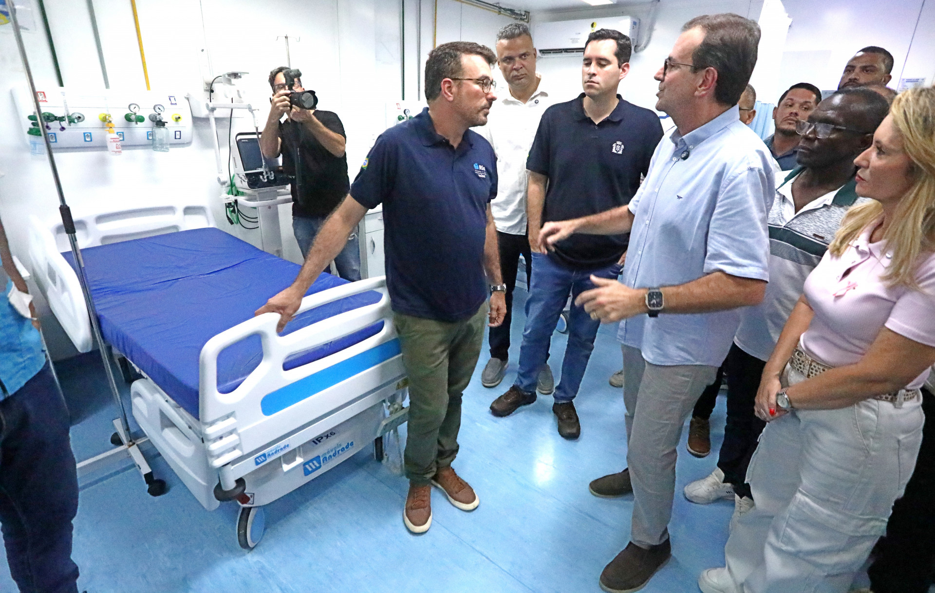 Eduardo Paes e Daniel Soranz em visita à UPA de Costa Barros neste sábado (18) - Divulgação/SMS-Rio/ Fábio Motta