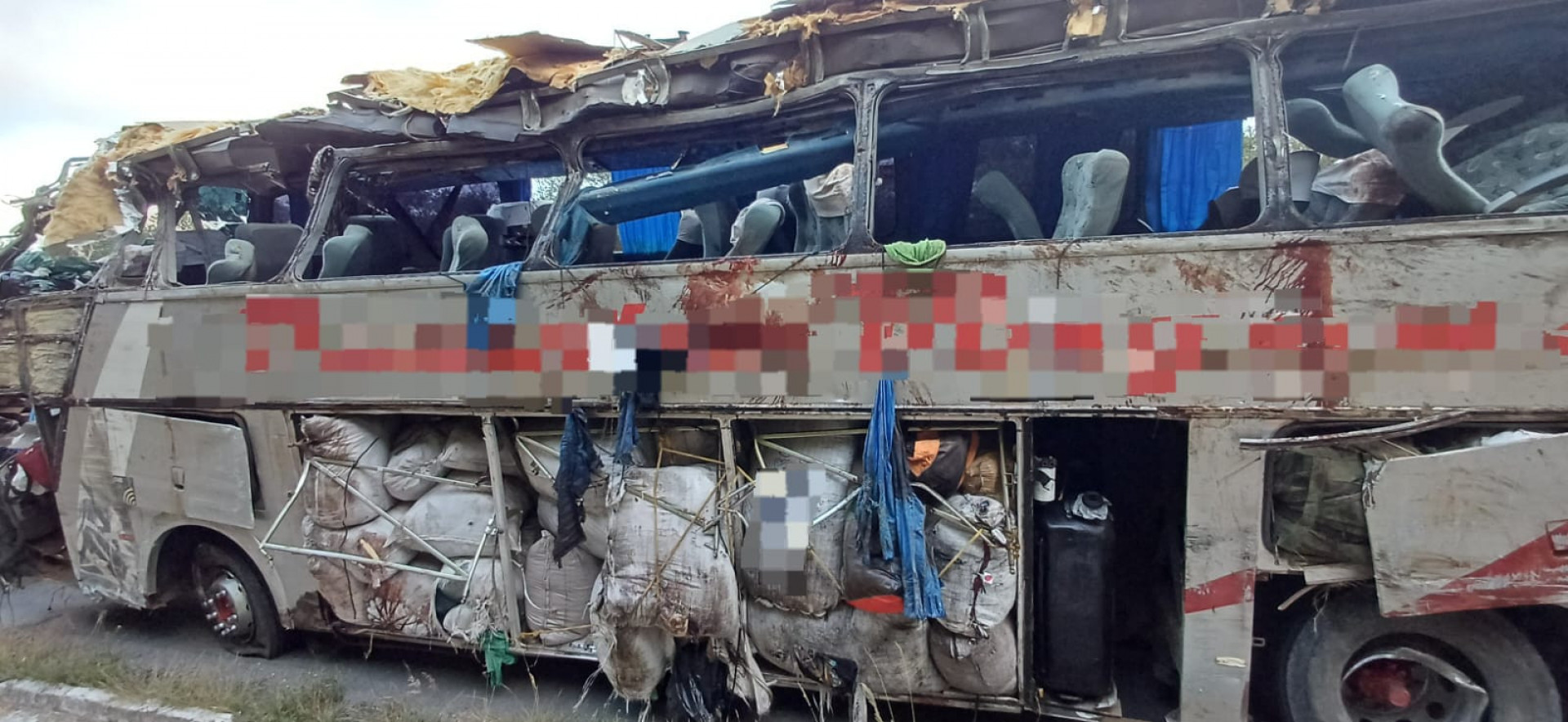 Ônibus ficou completamente destruído - Divulgação / PRF