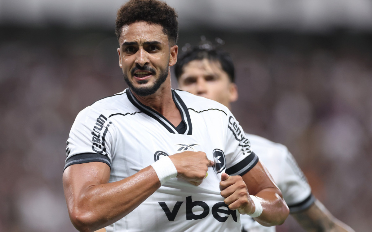 Chris Ramos celebra gol marcado pelo Botafogo sobre o Ceará, no Castelão