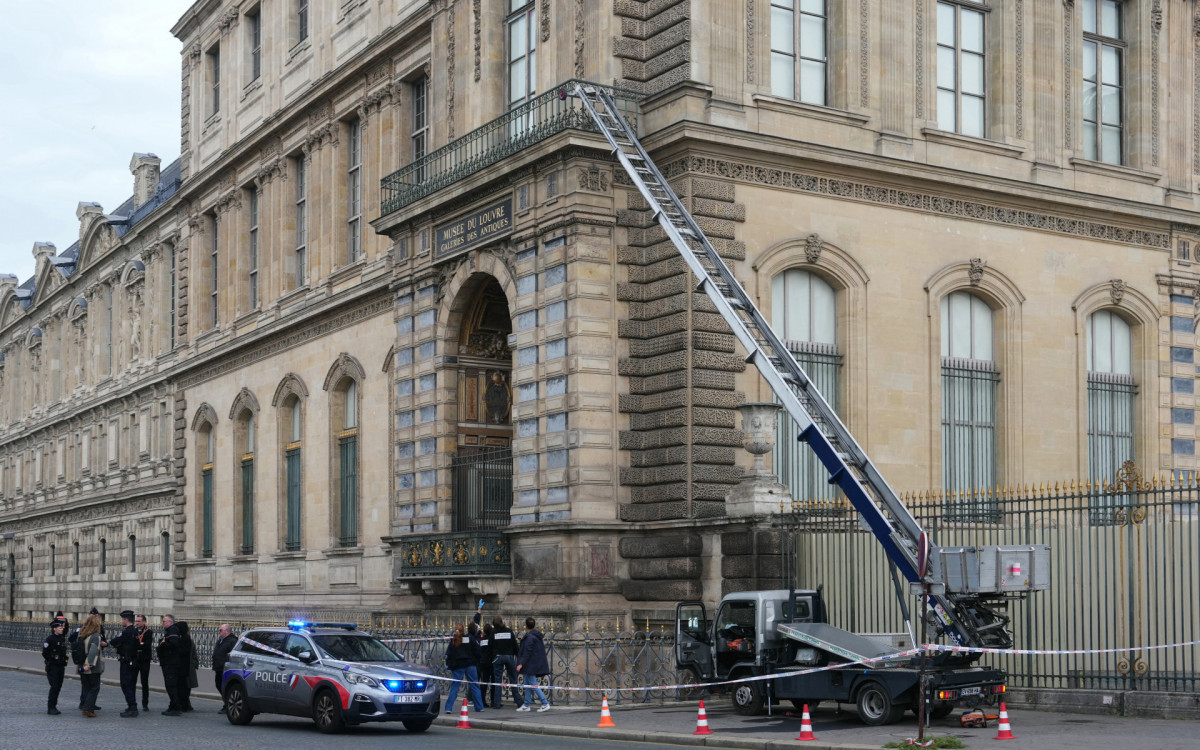 Museu do Louvre foi fechado após joias terem sido roubadas, neste domingo (19)