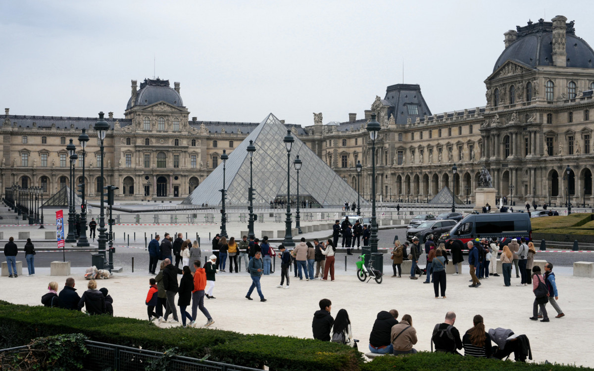 Museu do Louvre foi fechado após joias terem sido roubadas, neste domingo (19)