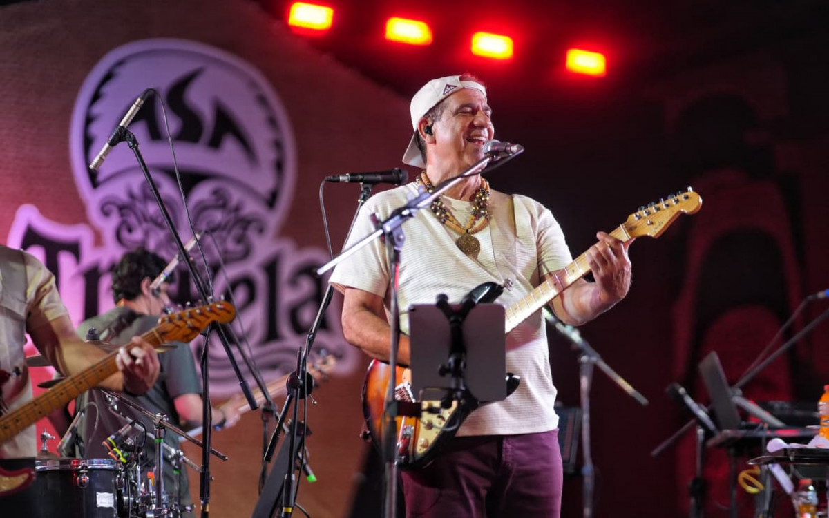 Durval Lelys comandou o show com sua energia inconfundível e figurino de \