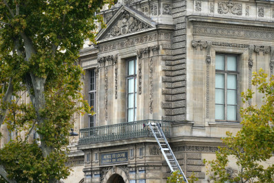 Ladrões do Louvre poderiam ter sido detidos se detectados 30 segundos antes, aponta investigação