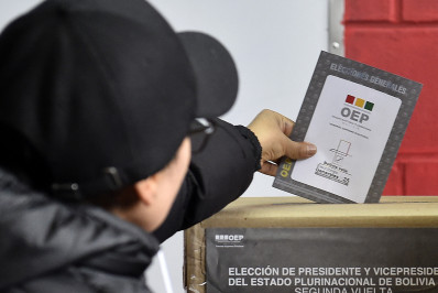 Em crise, Bolívia define presidente entre dois candidatos de direita