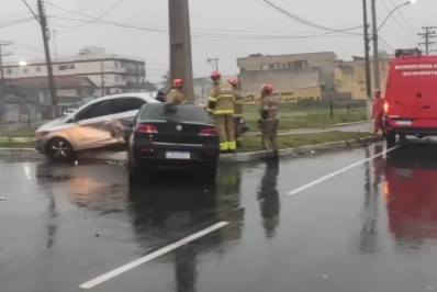 Colisão entre dois carros mobiliza equipes do Corpo de Bombeiros na RJ-140, em São Pedro da Aldeia