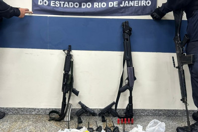 PM prende cinco e apreende fuzil e outras armas na comunidade do Muquiço