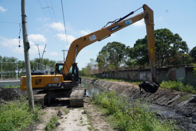 Prefeitura realiza limpeza manual de canal no Jardim Catarina