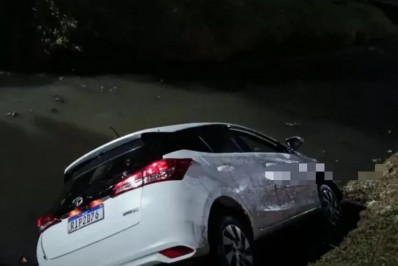 Motorista perde o controle e cai em lagoa de Iguaba Grande