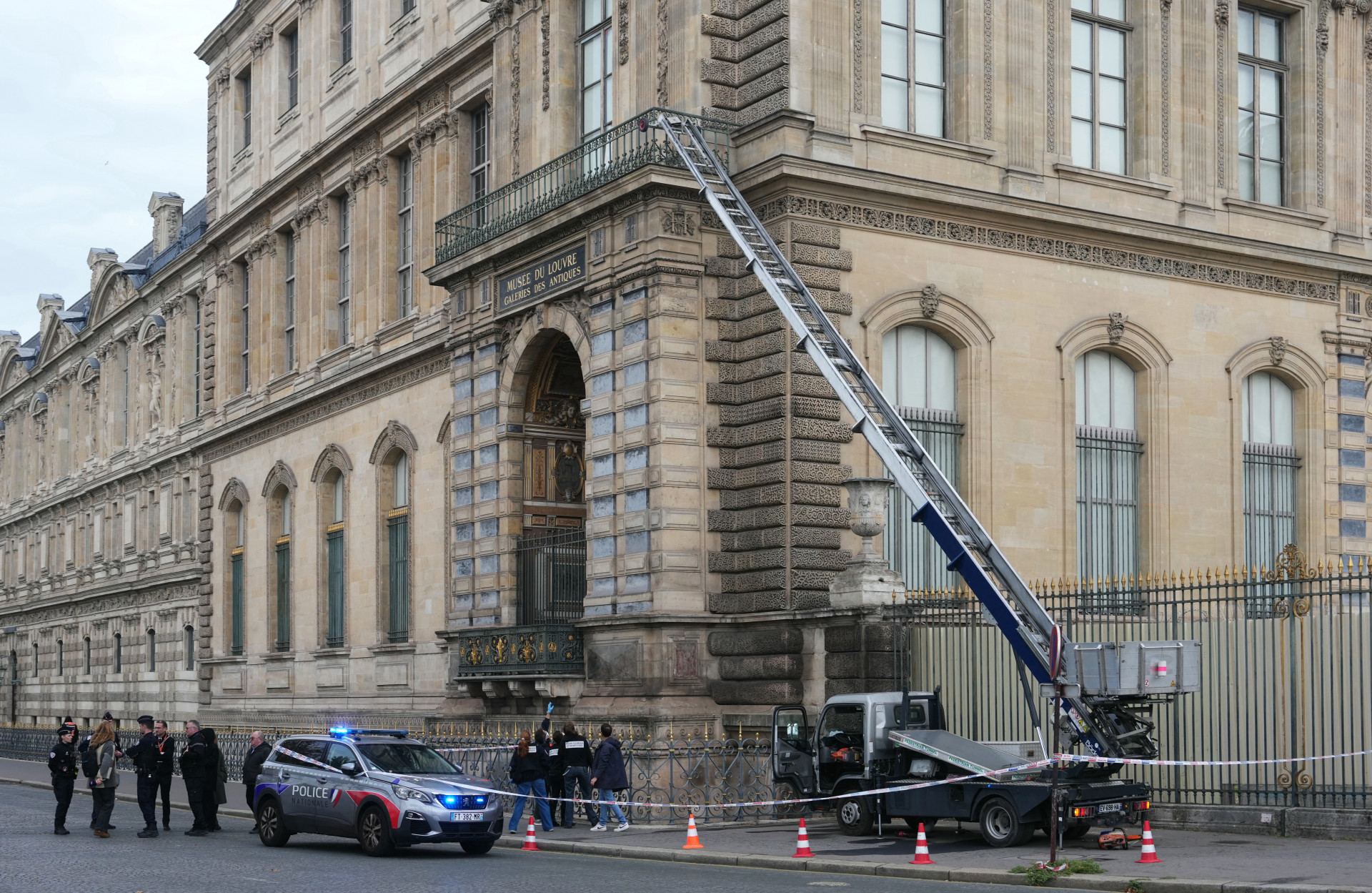 Museu do Louvre foi fechado após joias terem sido roubadas, neste domingo (19) - AFP