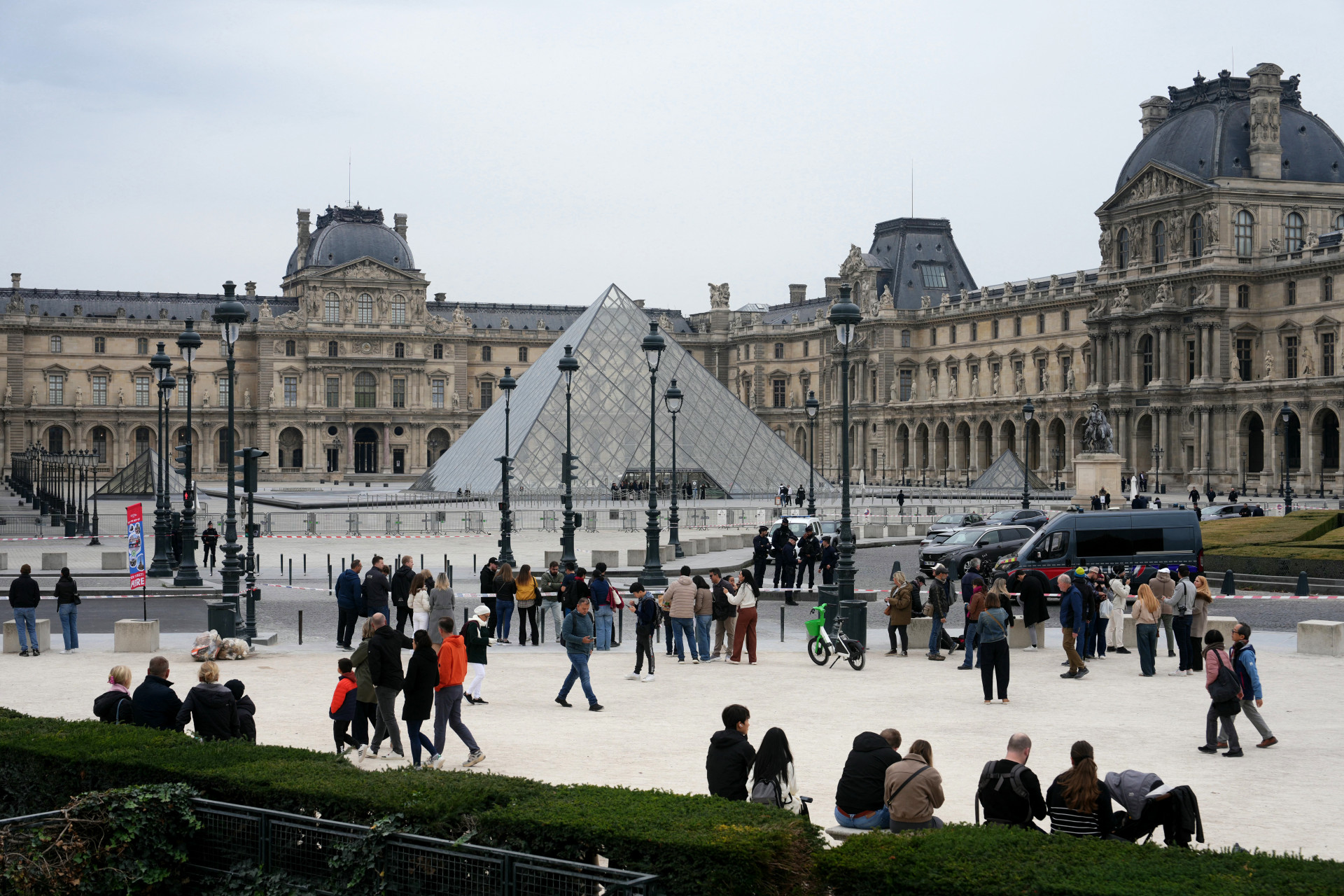 Museu do Louvre foi fechado após joias terem sido roubadas, neste domingo (19) - AFP