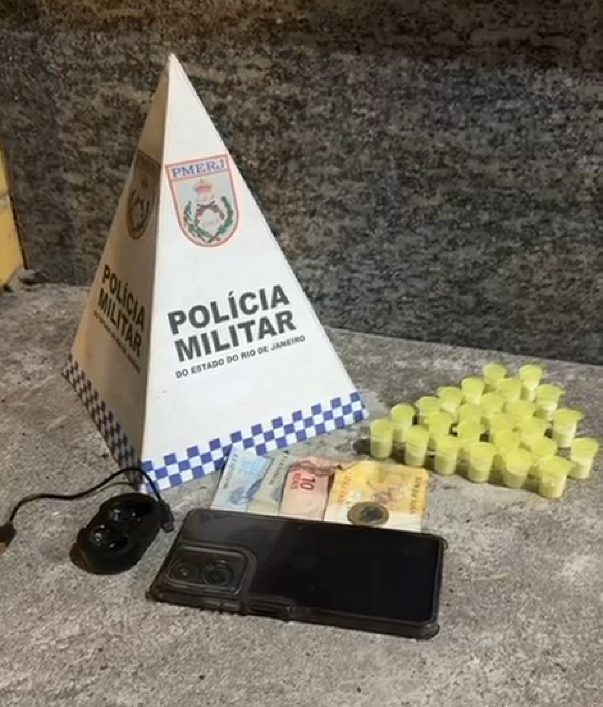 As drogas estavam escondidas em terreno pr&oacute;ximo - Foto: Reprodu&ccedil;&atilde;o