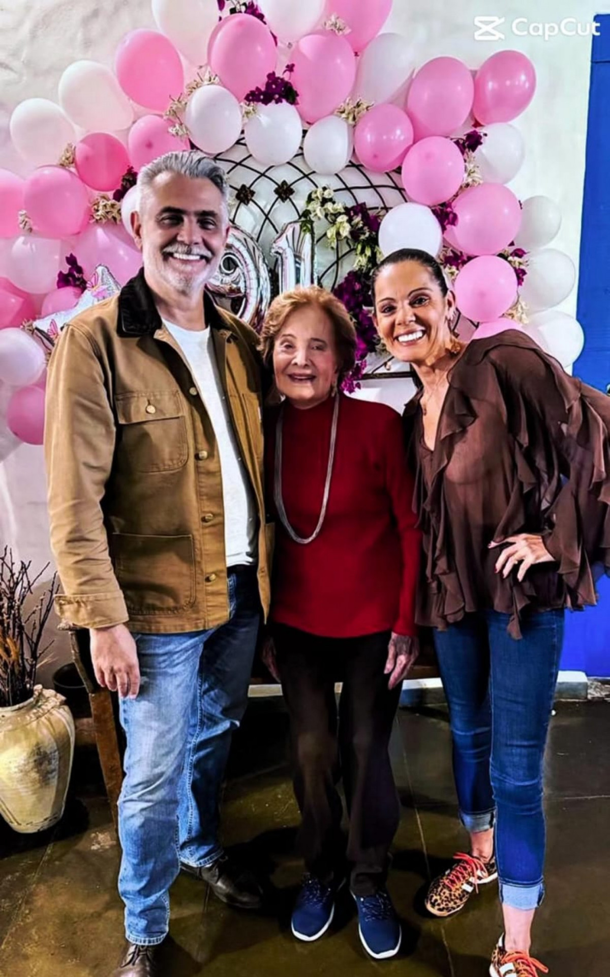 Glória Menezes com o filho, Tarcísio Filho, e a nora, Mocita Fagundes, no aniversário de 91 anos