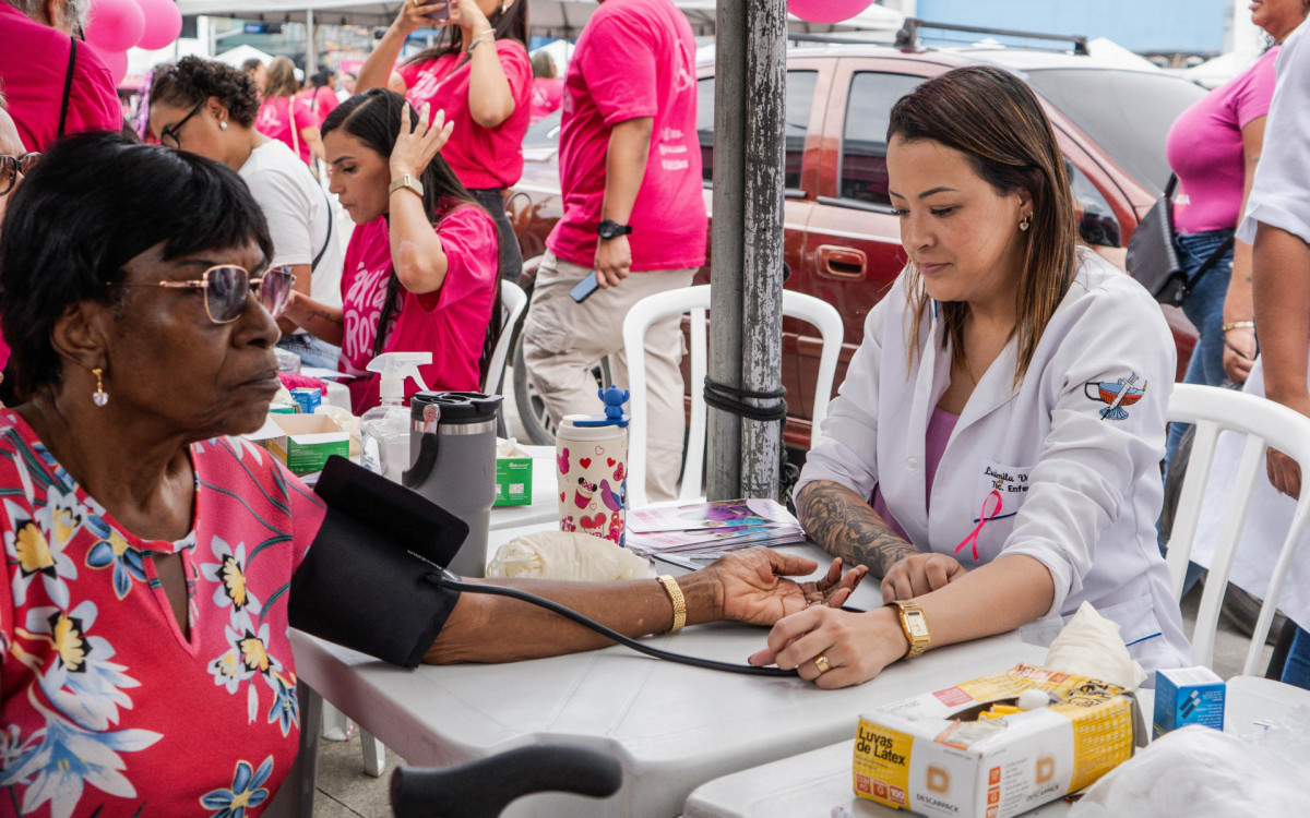 Caminhada Outubro Rosa re&uacute;ne multid&atilde;o em Duque de Caxias - Divulga&ccedil;&atilde;o