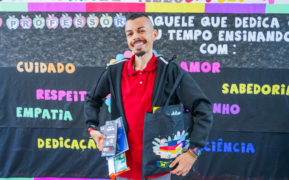O professor Felipe Santos ficou feliz com a entrega inédita dos kits
