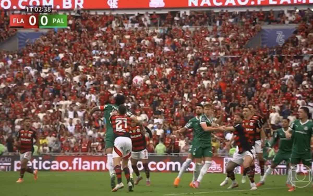 Palmeiras reclama de possível pênalti de Jorginho em Gustavo Gómez