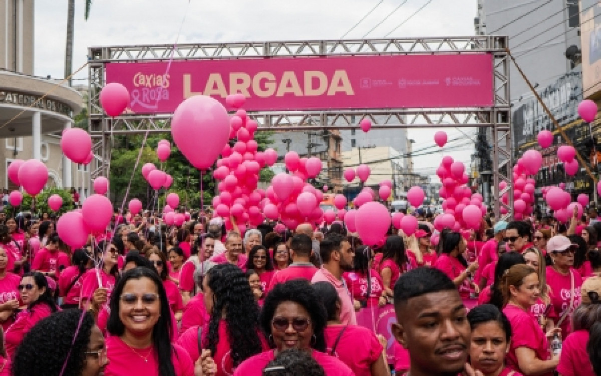 Caminhada Outubro Rosa reúne multidão em Duque de Caxias