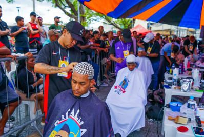 Batalha dos Barbeiros reúne profissionais e atrai centenas de pessoas na Praça da Matriz