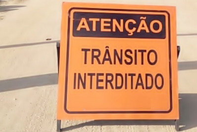 Trânsito interrompido na ponte do Pau Seco em Macaé nesta terça
