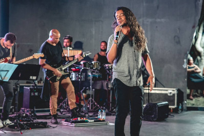 Rodrigo Pontes transforma palco em experiência sensorial com o show 
