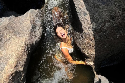 De biquíni, Isadora Cruz curte dia de cachoeira na Chapada dos Veadeiros