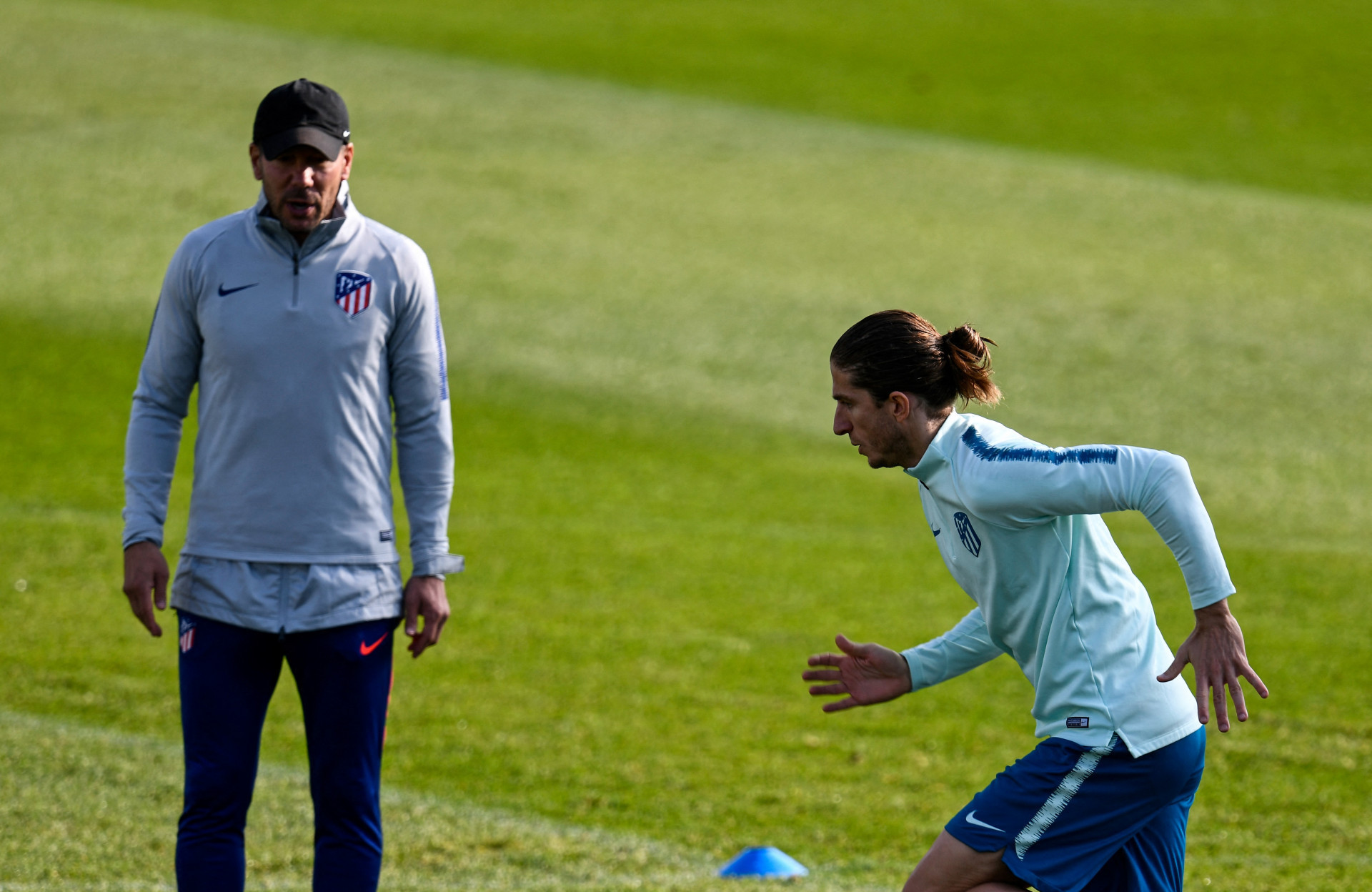 Diego Simeone e Filipe Lu&iacute;s em treino do Atl&eacute;tico de Madrid de 2018 - Oscar del Pozo / AFP