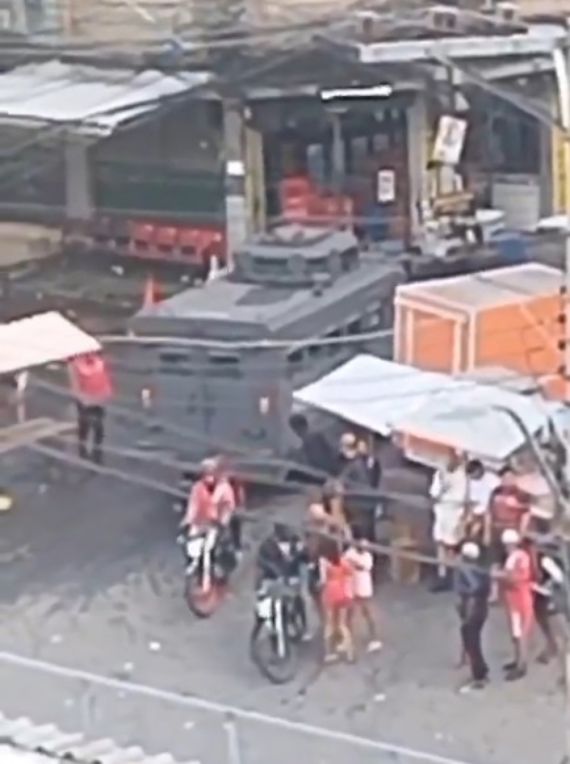 Veículos blindados da PM circulam pelo Complexo da Mangueirinha