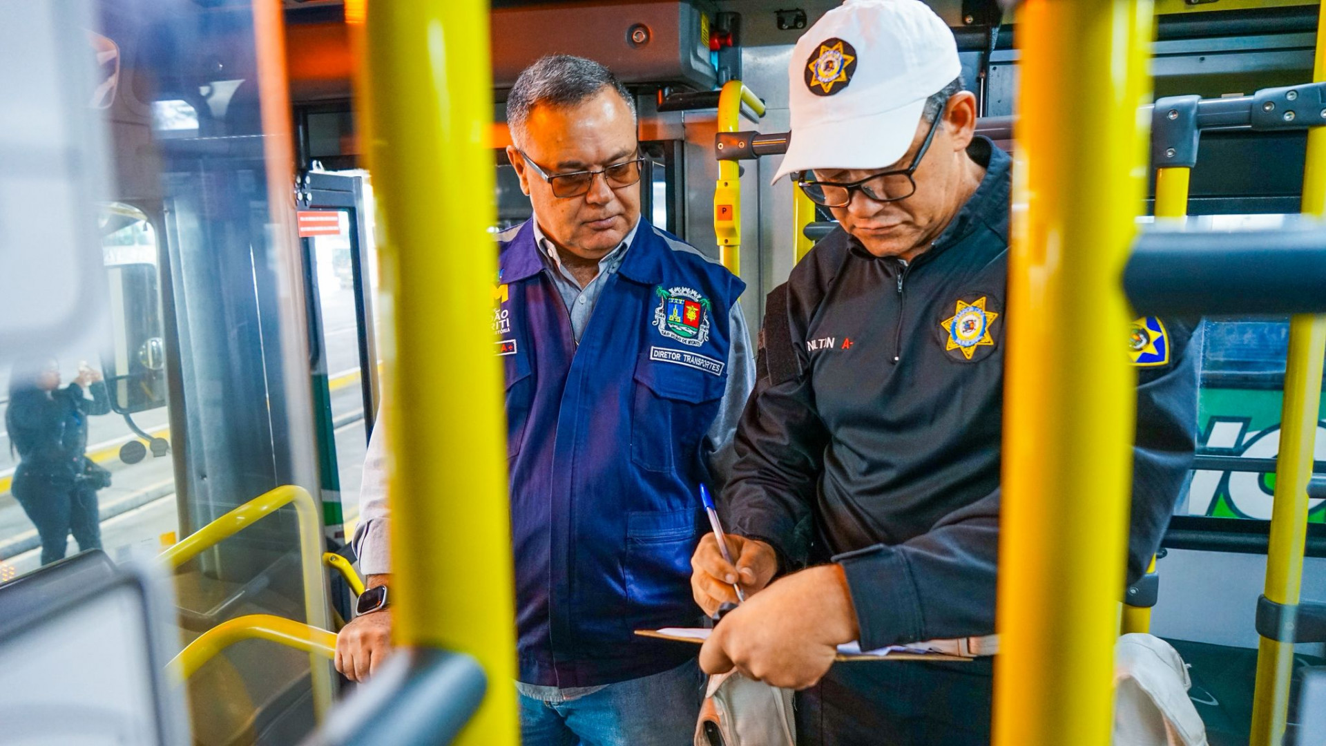 Equipe técnica da Secretaria Municipal de Transportes realiza vistoria em ônibus da empresa Rio D?Ouro - Gilberto Rocha/ PMSJM