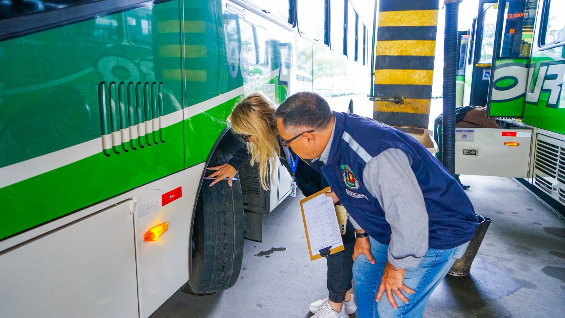 Profissionais verificam itens de segurança, acessibilidade e conservação dos veículos - Gilberto Rocha/ PMSJM