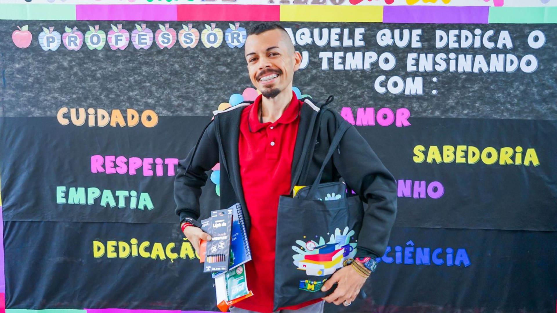 O professor Felipe Santos ficou feliz com a entrega in&eacute;dita dos kits - Gilberto Rocha/ PMSJM