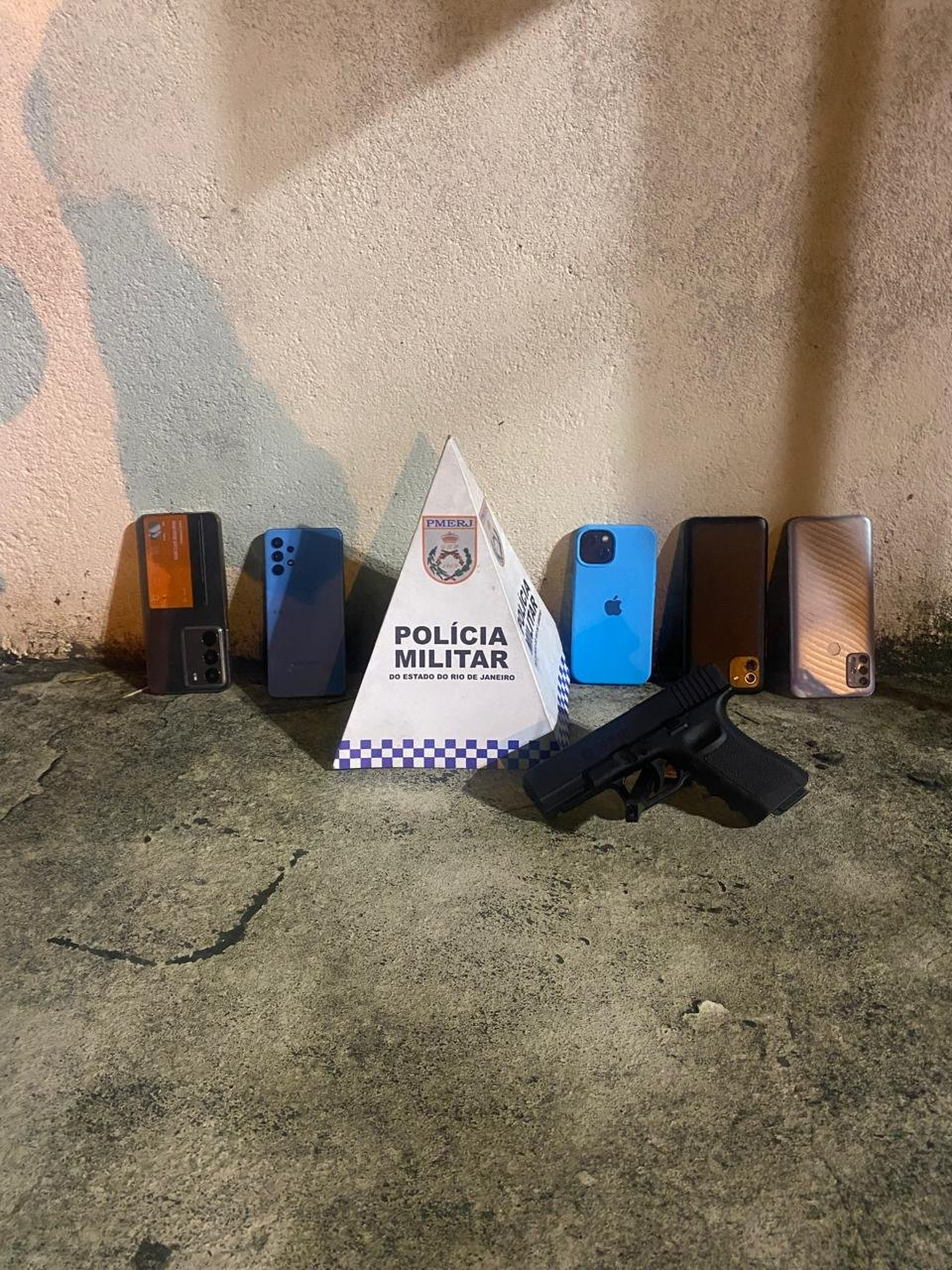 Com os criminosos, foram apreendidos uma pistola e cinco celulares de origem desconhecida