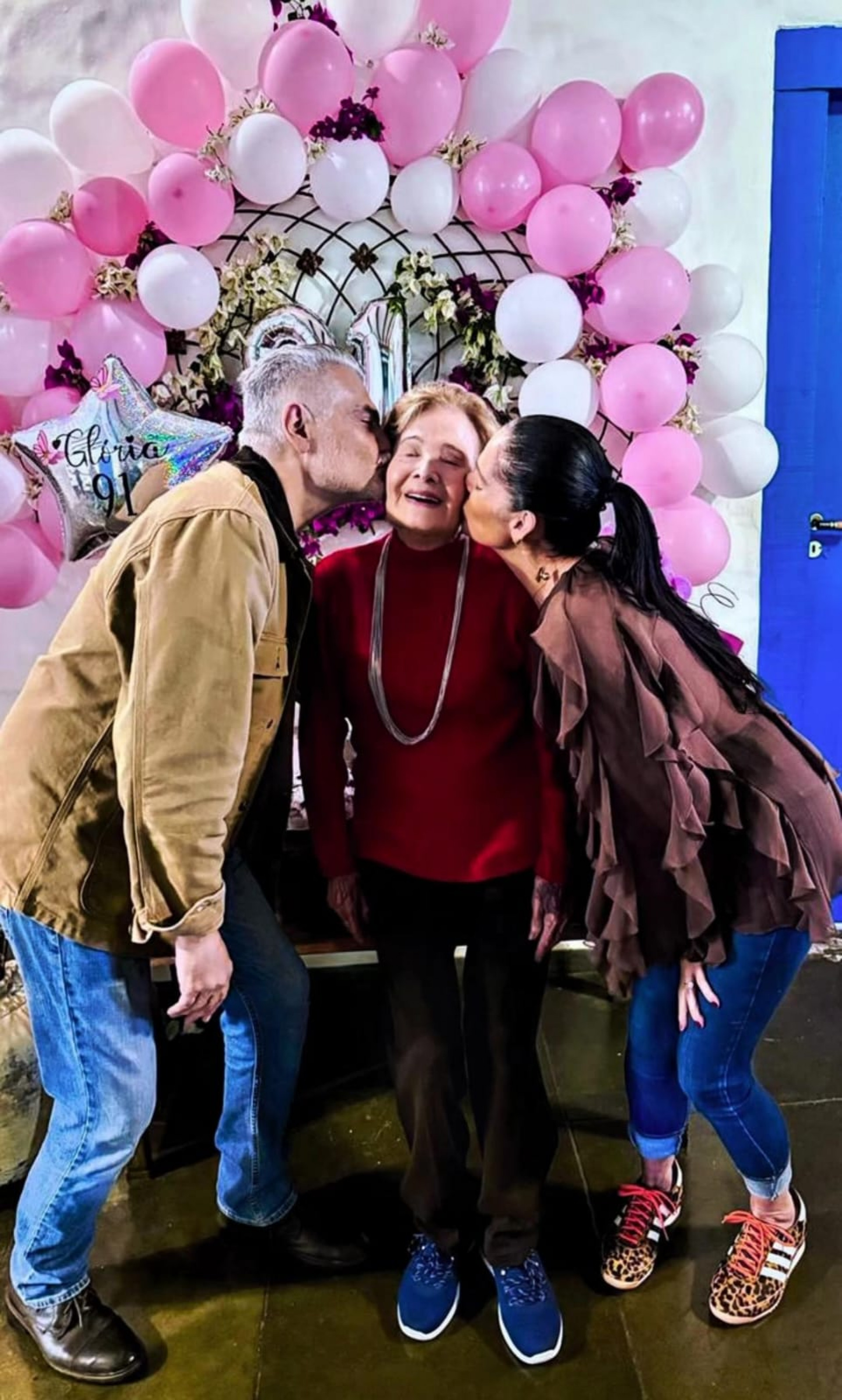 Glória Menezes com o filho, Tarcísio Filho, e a nora, Mocita Fagundes - Reprodução de vídeo / Instagram