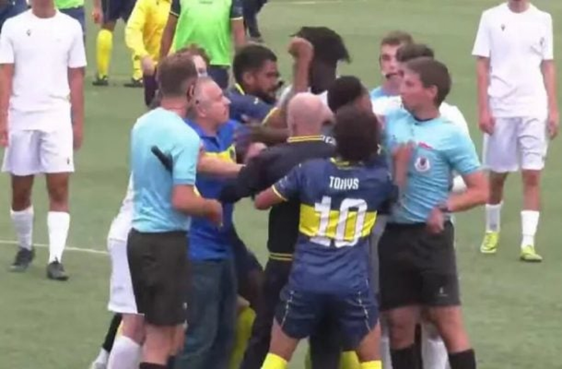 V&iacute;deo: jogador brasileiro agride &aacute;rbitro em Portugal ap&oacute;s o apito final