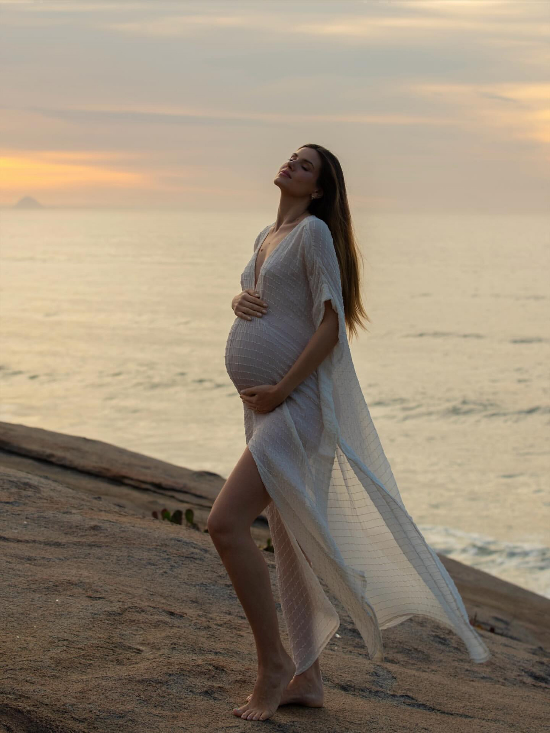 Camila Queiroz surge radiante em novos cliques grávida: 'Momento mais extraordinário' - Reprodução / Instagram