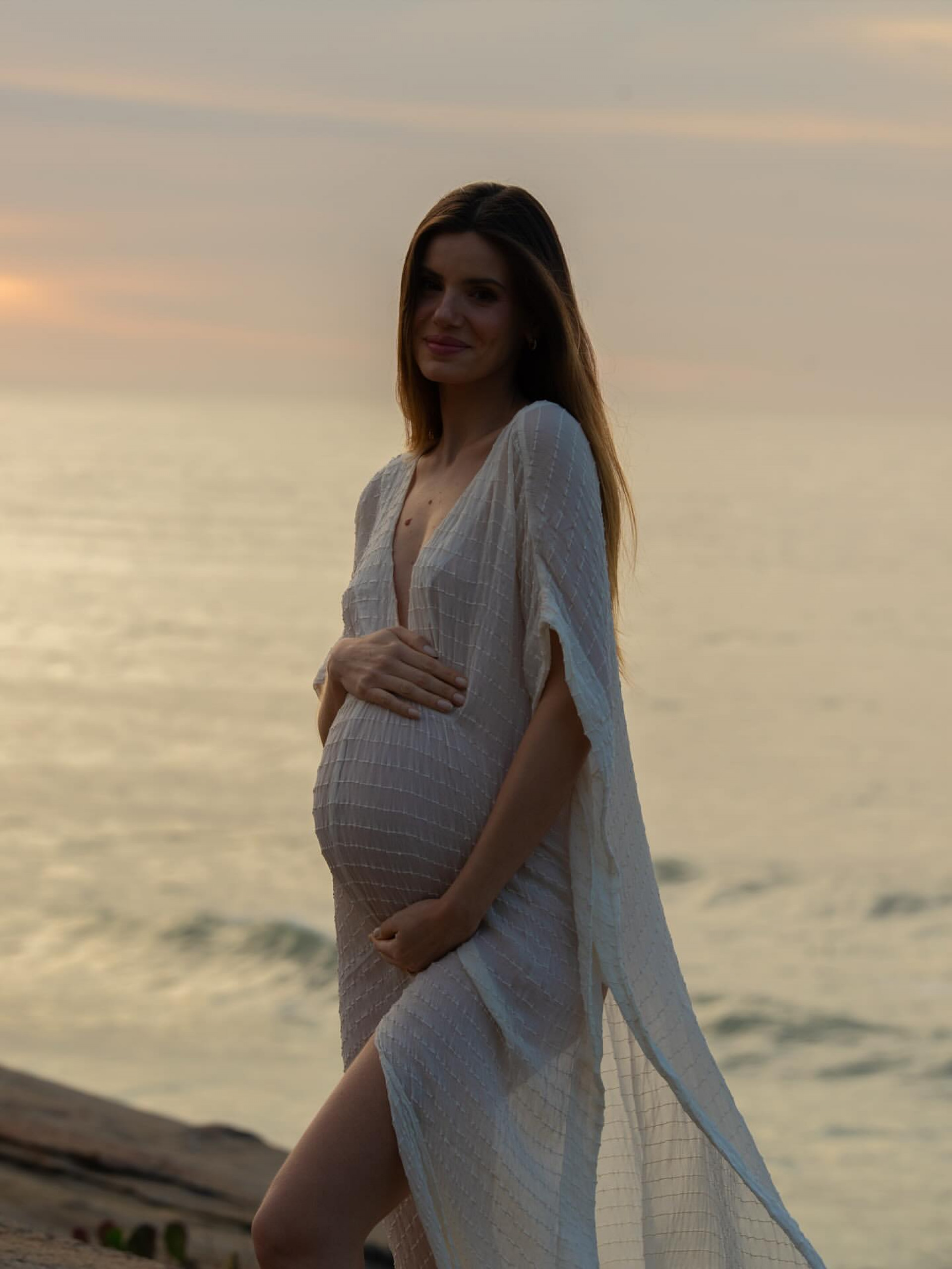 Camila Queiroz posa para cliques mostrando barrigão de gestação - Reprodução / Instagram