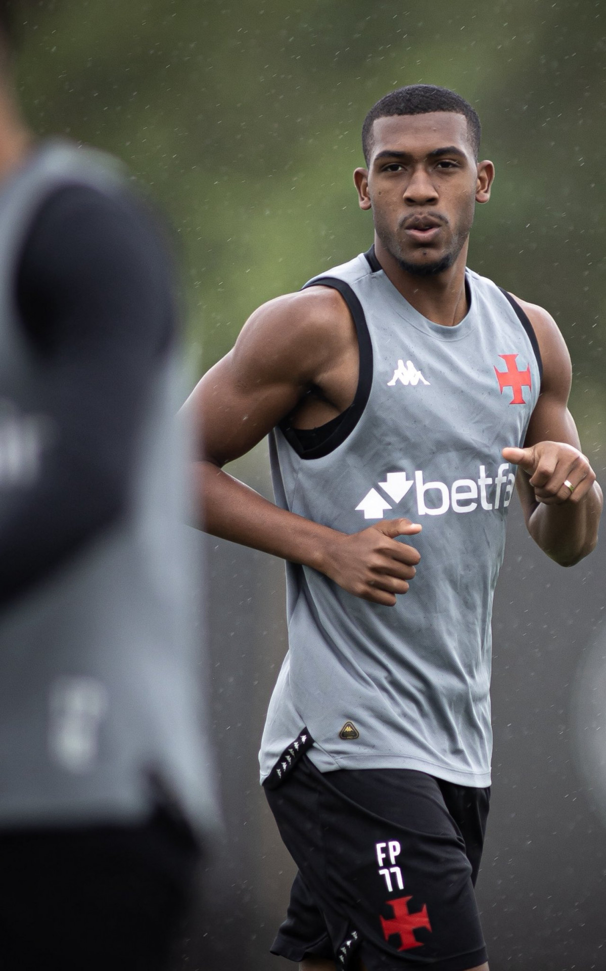 Fora da lista de Ancelotti, Rayan deverá ser mais assediado no fim da temporada