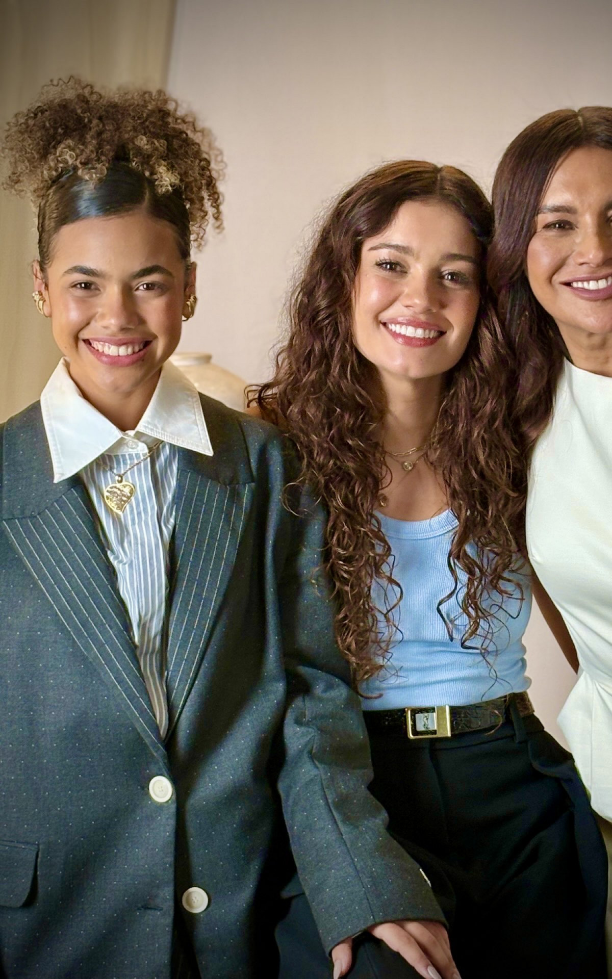 Joélly (Alana Cabral), Lígia (Dira Paes) e Gerluce (Sophie Charlotte) na novela 'Três Graças', da TV Globo - Reprodução / X