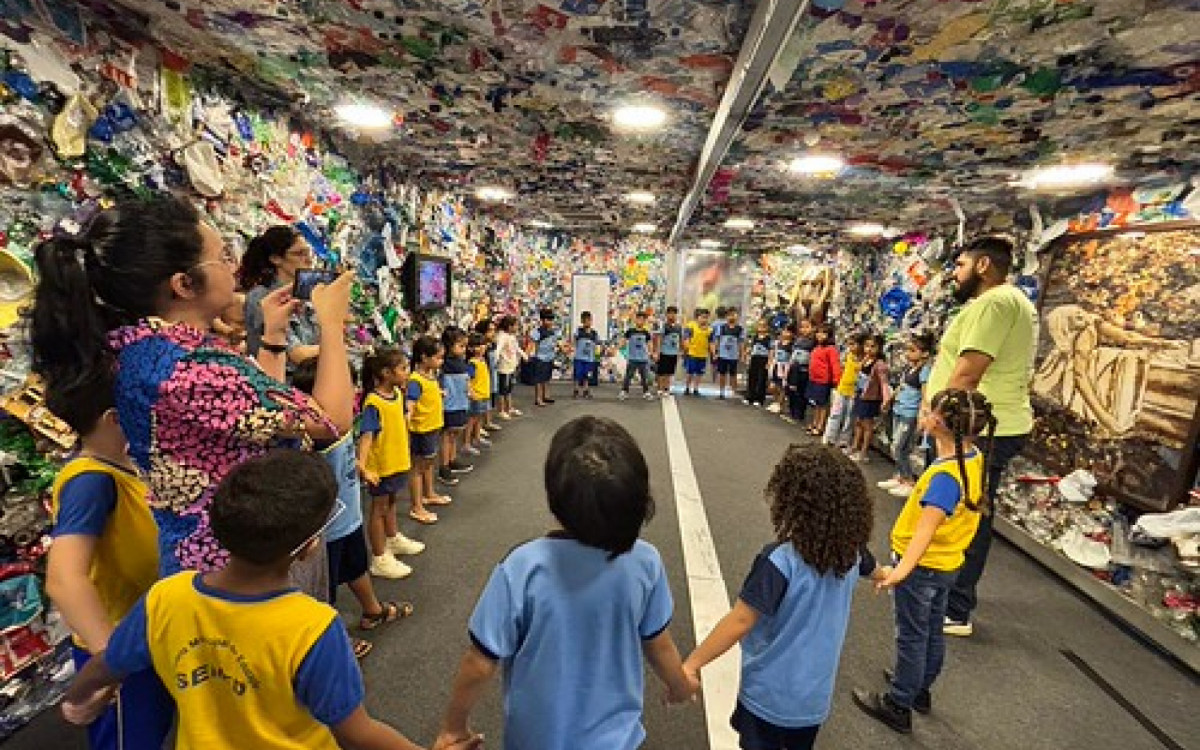 Patrocinado pela Enel Rio, museu itinerante traz obras de artistas como Vik Muniz e Sueli Isaka, com entrada gratuita
