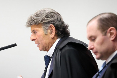 Ministros tomam notas e mexem no celular durante voto de Fux, que não acompanhou fala de Zanin