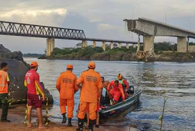 Carreta é retirada do Rio Tocantins dez meses após colapso da Ponte JK