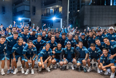 Vídeo! Torcedores do Racing recepcionam delegação com festa na entrada de hotel no Rio