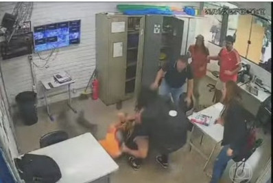 Pai de aluna agride professor com socos após bronca por uso de celular em sala de aula 