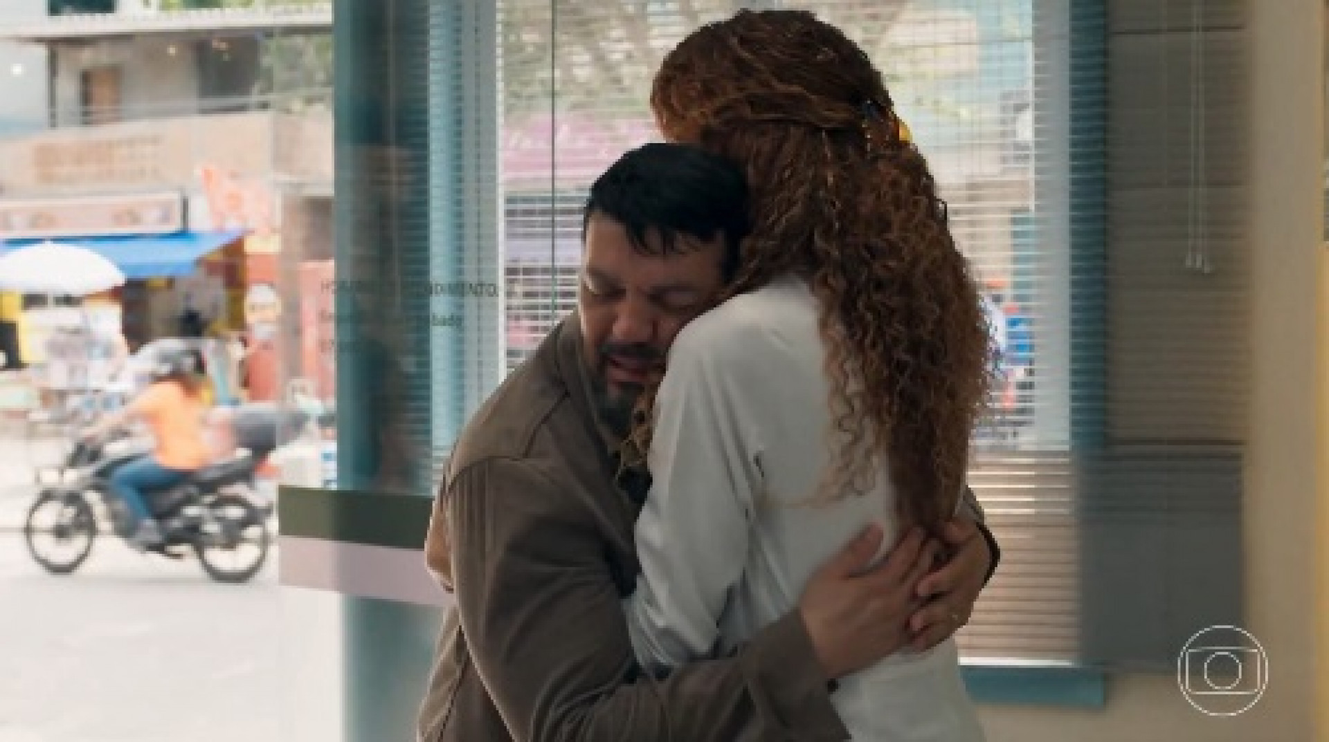 Misael, personagem interpretado por Belo, sofre com a morte da mulher  - Reprodução de Vídeo/ X