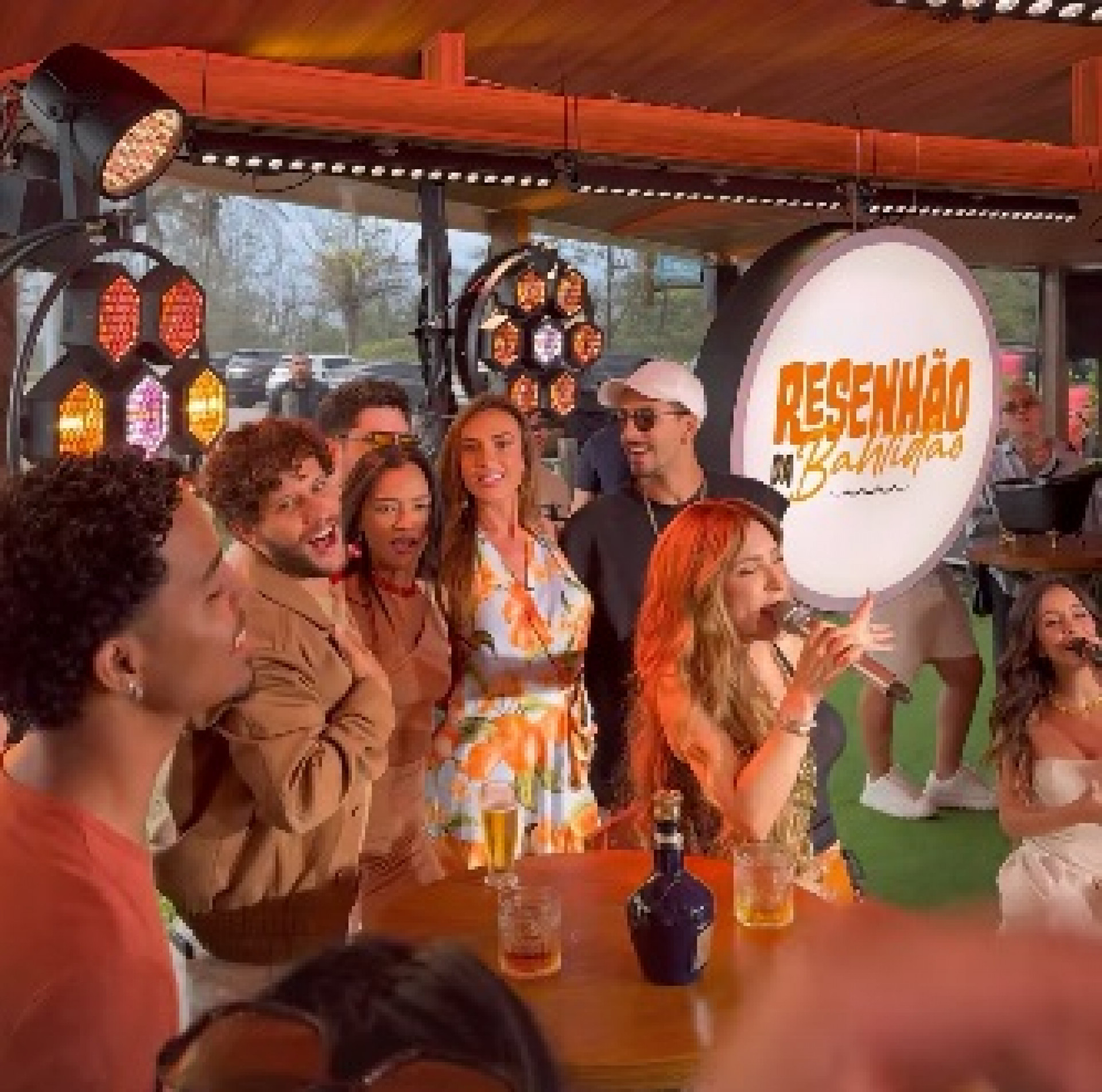 Nicole Bahls na gravação do novo trabalho de Manu Bahtidão  - Reprodução/Instagram 